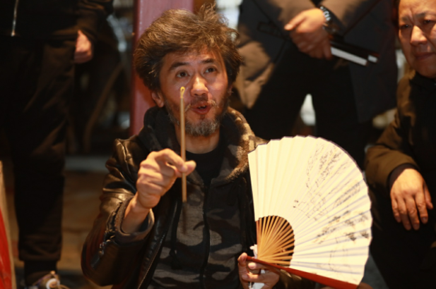 扇子哥原名李庄,字演,早年毕业于西安美术学院,因其张扬的性格和倔强