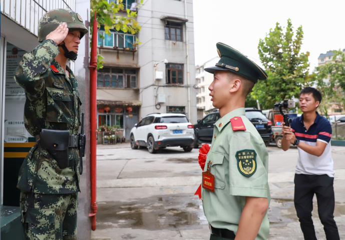 退伍老兵向哨兵敬礼道别