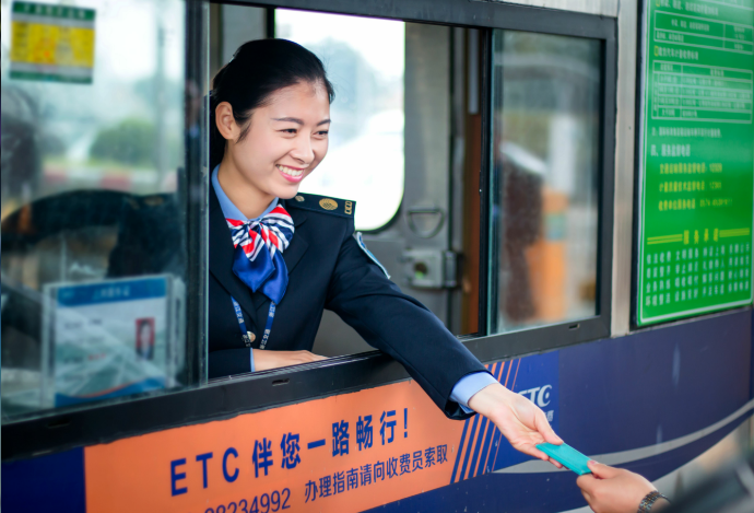 微笑之花在高速公路窗口绽放