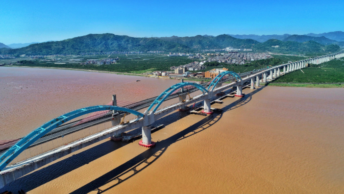 我国单线铁路跨度最大的连续梁钢管拱桥灵江特大桥已全部完工