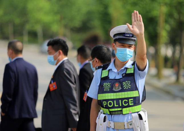 5月12日,在贵州省丹寨万达小镇会议中心路段,执勤交警在指挥交通.