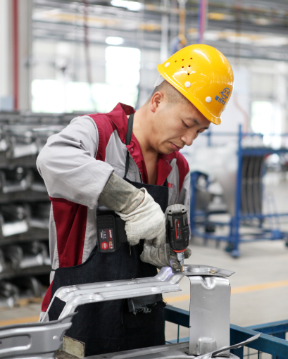 焊装车间前围板人工焊接.