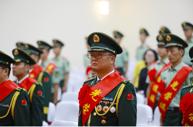 身披军功章的退役官兵.