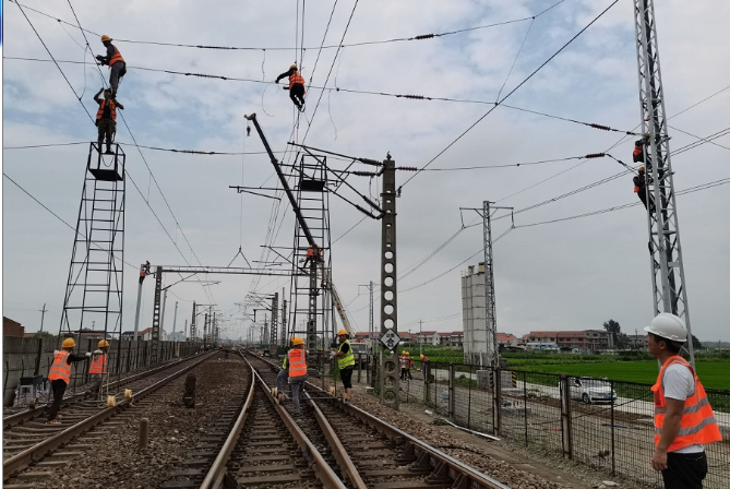 安九铁路孔垄站笫一组硬横梁成功架设