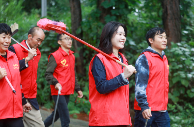 2020年9月14日,贵州省毕节市黔西县雨朵镇自愿者行走在清理垃圾的路