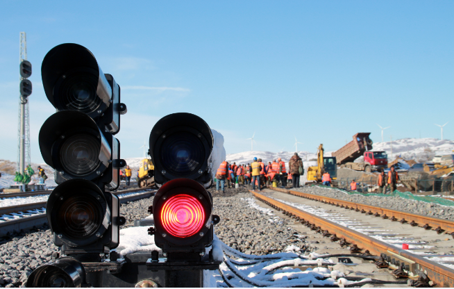 连通轨道电路,并完成调试新型信号机27架,轨道电路33区段,道岔转辙机