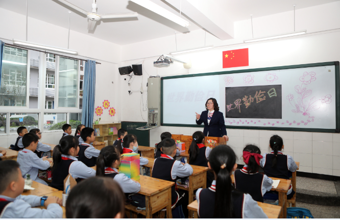 世界勤俭日前夕,10月28日,重庆市永川区红专小学开展"勤俭节约,从