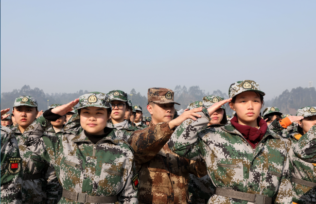 教官指导新生敬礼与礼毕训练.