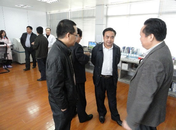 岑溪市人大常委会副主任徐伟翔(前中)带领人大调研组到该市人口和计划