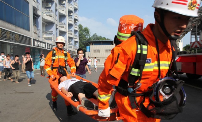 消防官兵进行担架救人演练.