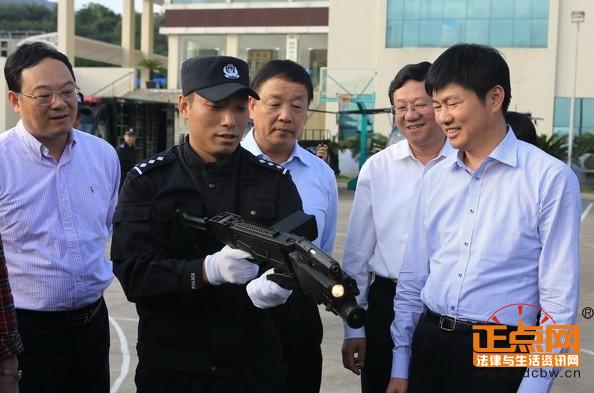 10月29日下午,杨益民市长带领常务副市长陈大强,副市长徐凡新,严可仕